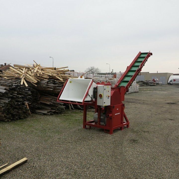 Рубильный станок Urban EM110 D4.1 с электродвигателем и конвейером 4,1 м